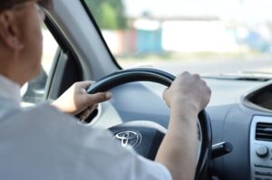 Conducteur concentré au volant d’une voiture pendant la conduite