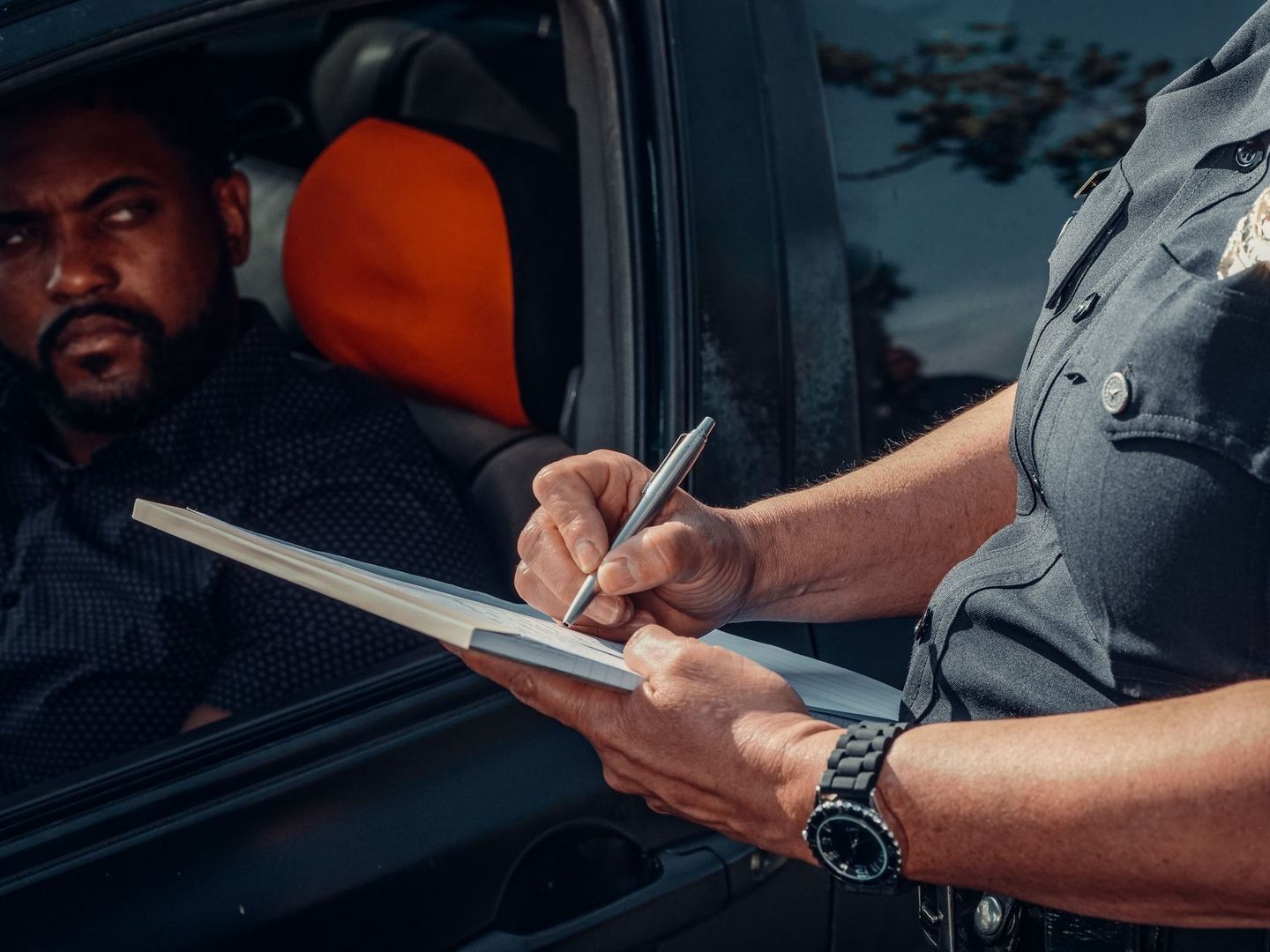 Contrôle routier : un agent remplit un formulaire près d